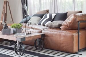 Como destacar o sofá de couro na decoração